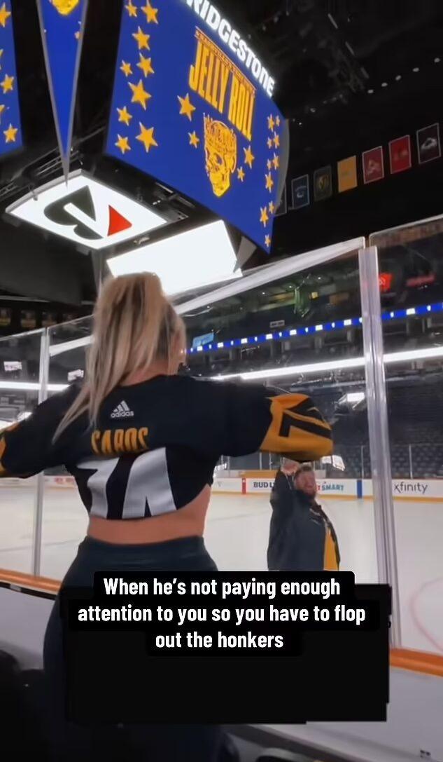 Bunnie XO flashes Jelly Roll at hockey game