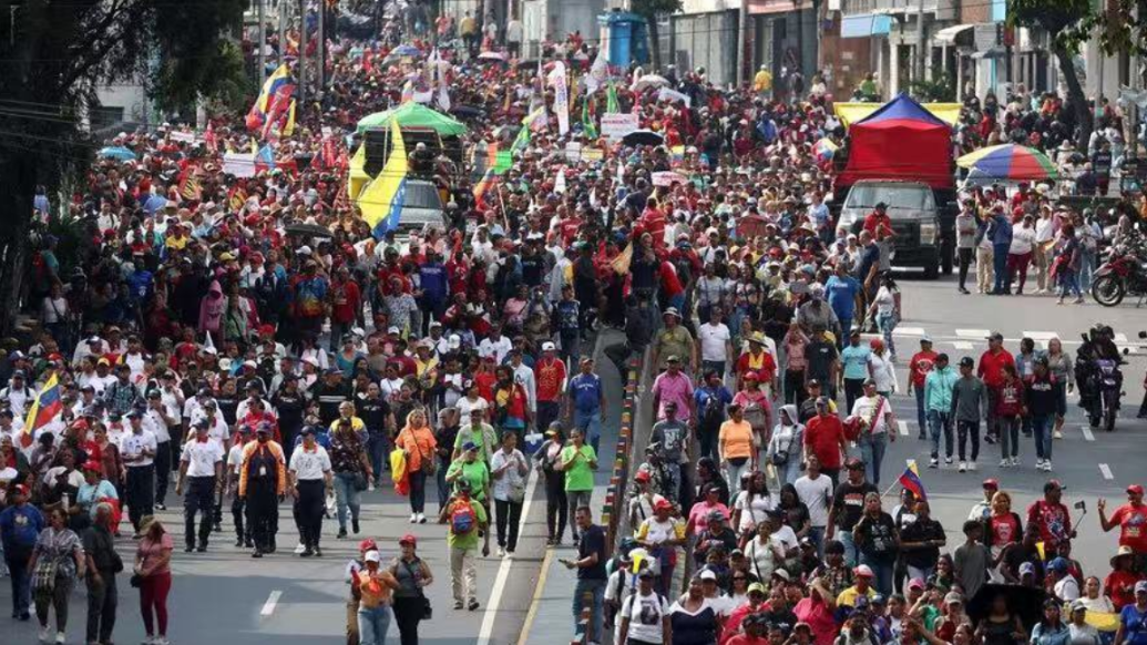 委内瑞拉首都民众游行要求美国释放马杜罗夫妇