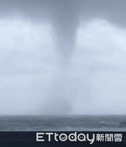 綠島外海驚現水龍捲　震撼畫面曝！目擊民眾坦言有點怕