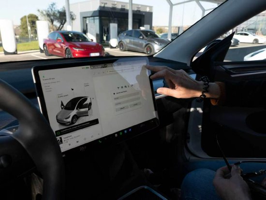 法国马赛特斯拉门店，特斯拉电动汽车的触摸屏。