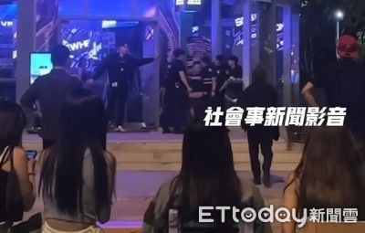律師酒吧鬧事中指嗆警！遭噴辣椒水壓制　正妹坐一排直擊拍手叫好