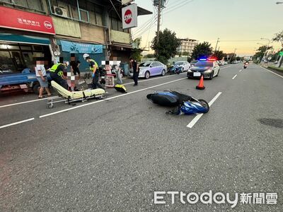 苗栗婦騎3輪車遭機車撞飛！頭部重創進ICU　驚悚瞬間曝