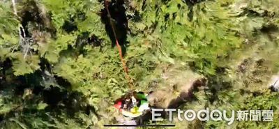 男登畢祿山跌落山谷雙腳骨折！黑鷹吊掛救援下山送醫