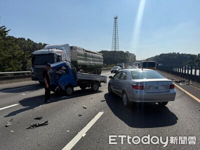 國3關廟段車禍！小貨車突失控翻覆撞3車　駕駛受傷送醫
