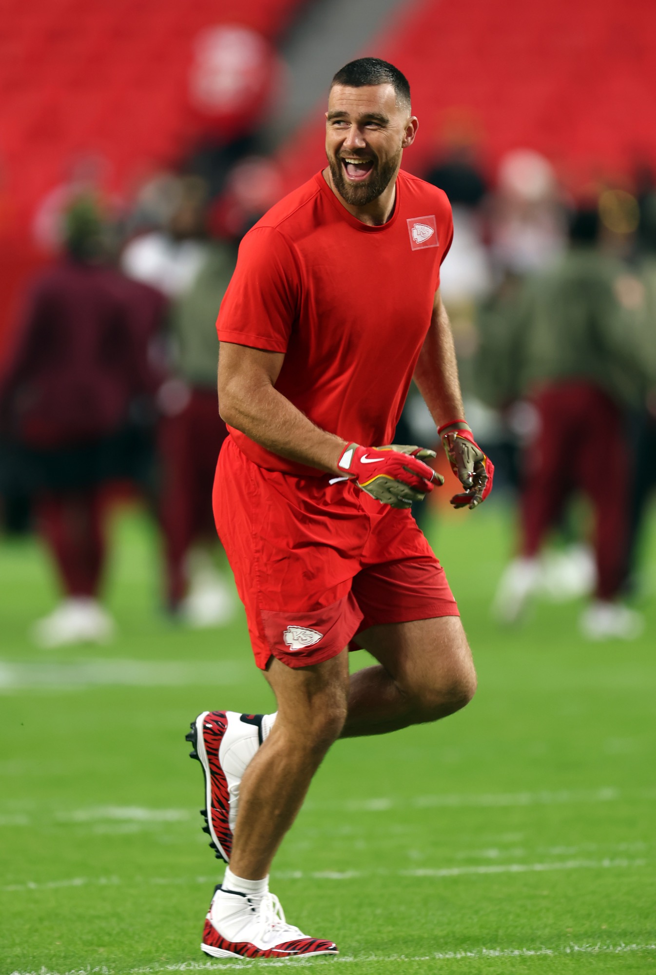 Kylie Kelce Shouts Out Travis Kelce While Playing With Otters