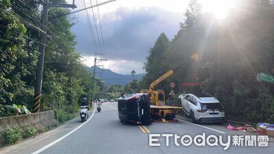 台18線翻車事故！休旅閃神擦撞路邊車輛翻覆　駕駛乘客3人送醫