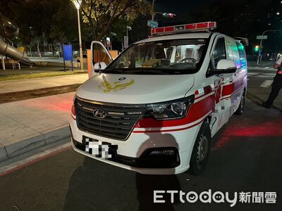 高雄救護車急送病患衝路口！騎士直直猛撞送醫　驚悚畫面曝