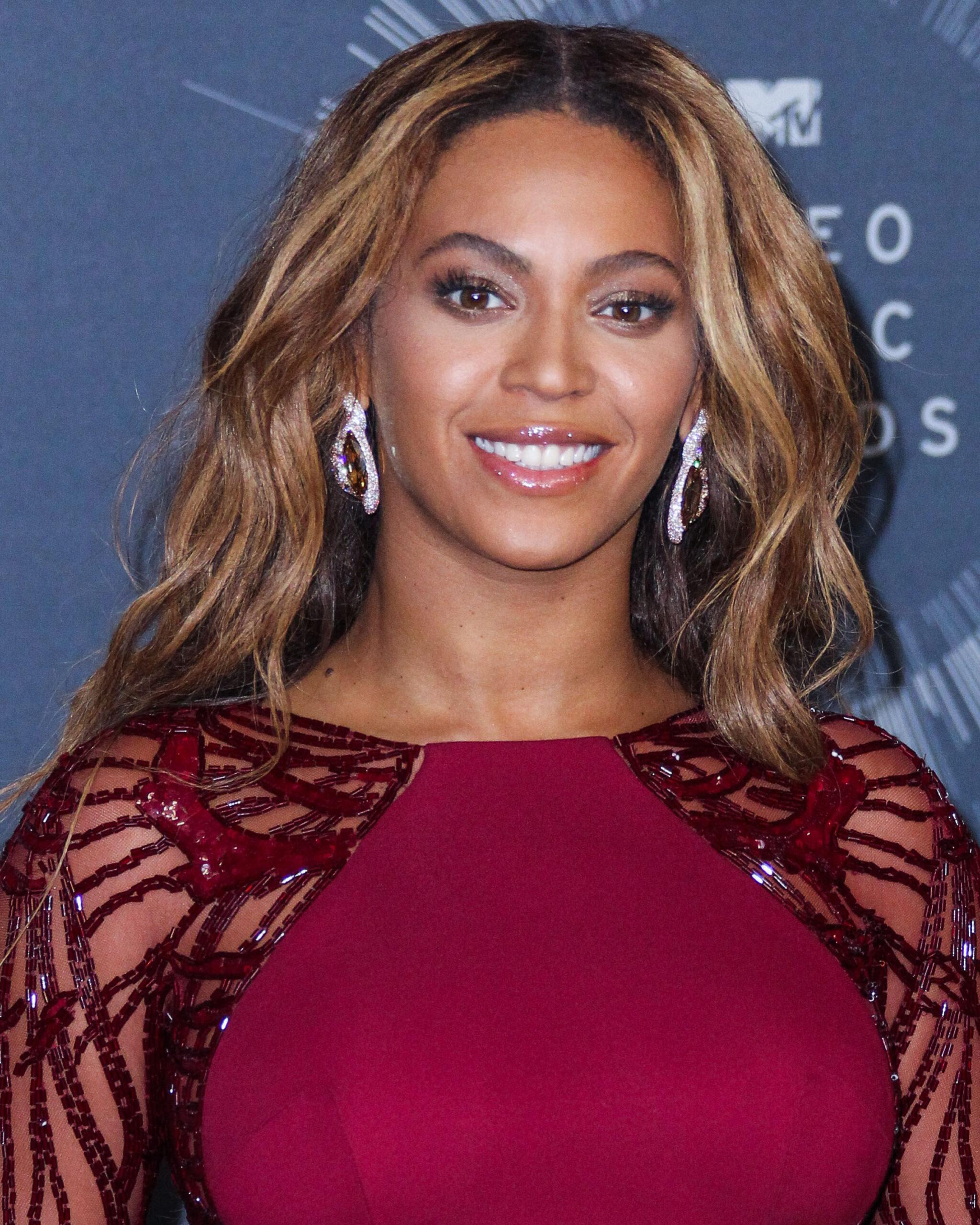 Beyonce wearing a maroon dress