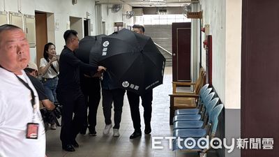 快訊／高雄通緝犯遭開16槍慘死今解剖　家屬黑傘保護下現身