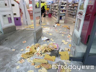 寶雅員工拒借充電器！23歲男店門口點火燒金紙　超扯畫面曝