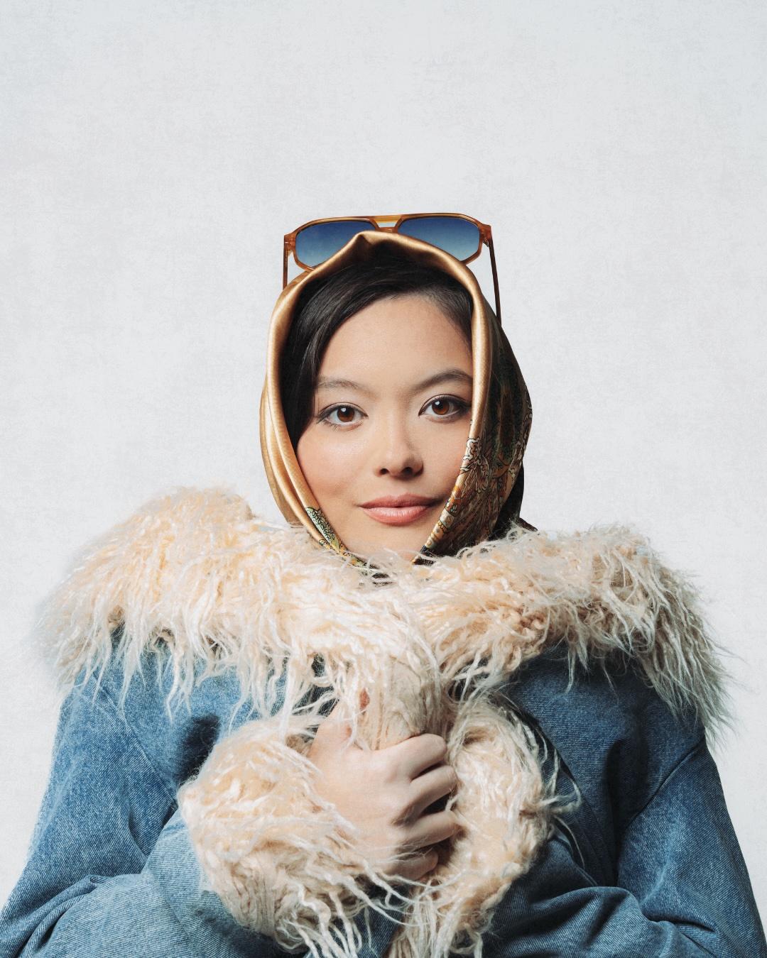 Kristi Cook wearing boa and sunglasses