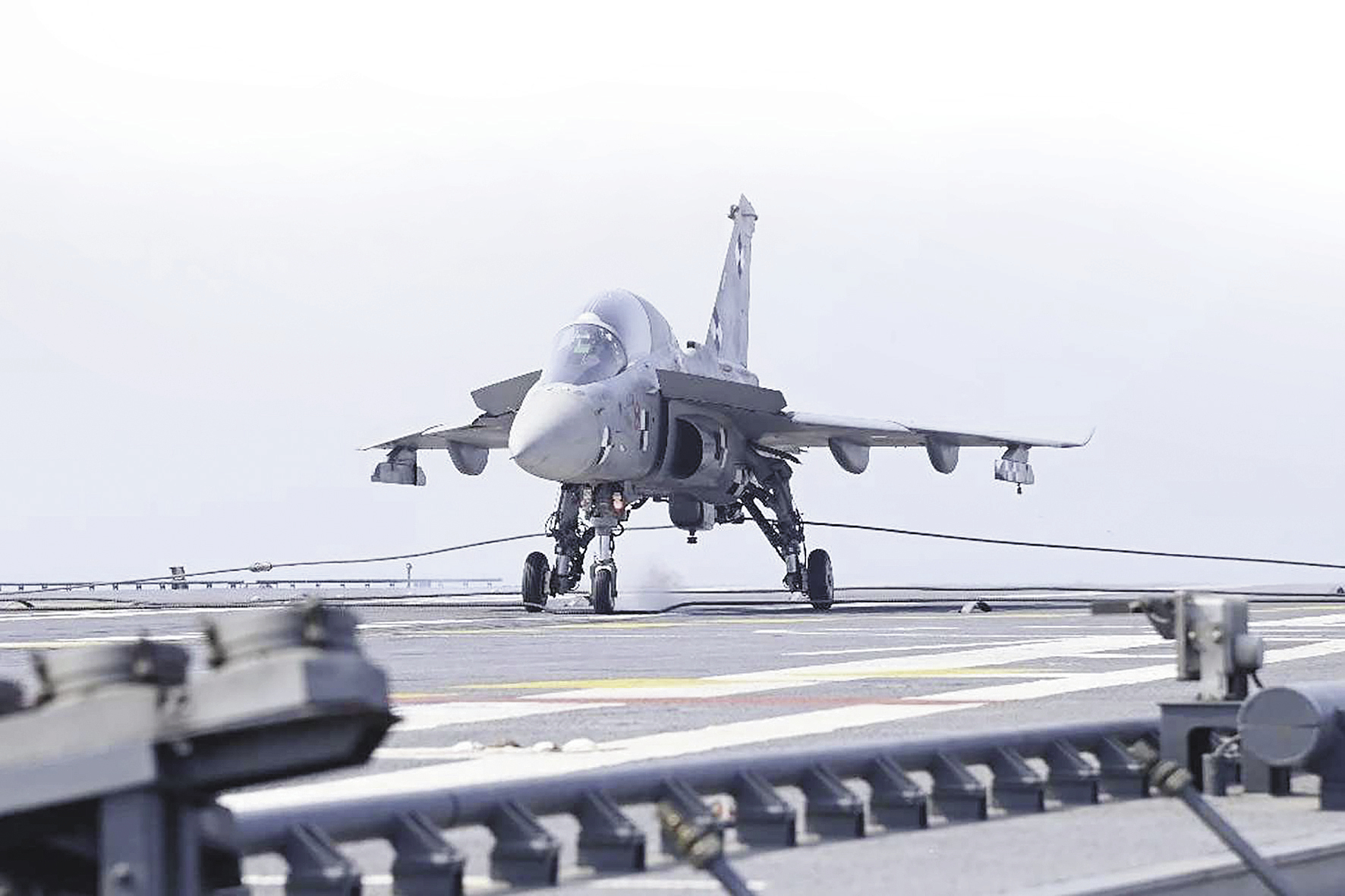 &ldquo;光辉&rdquo;战机舰载版在印度国产航母上降落的画面 （图源：印度海军）