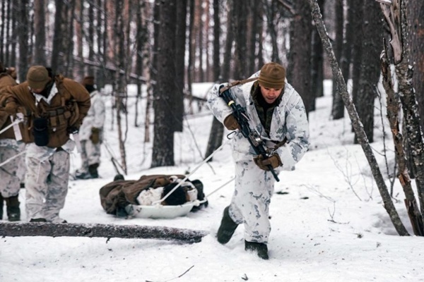 2025年2月14日,美国海军陆战队成员在挪威北部特罗姆斯郡进行寒冷天气训练,为“联合维京”演习做准备。