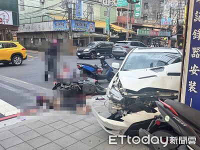 快訊／土城汽車連撞5車釀7傷！騎士躺地一片狼藉　現場畫面曝光