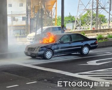 台中27年老賓士引擎室突自燃！路過客運司機停車幫滅火