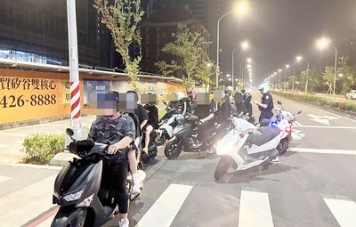 半夜聚集重劃區競速飆車　桃園快打部隊攔逮15飆仔