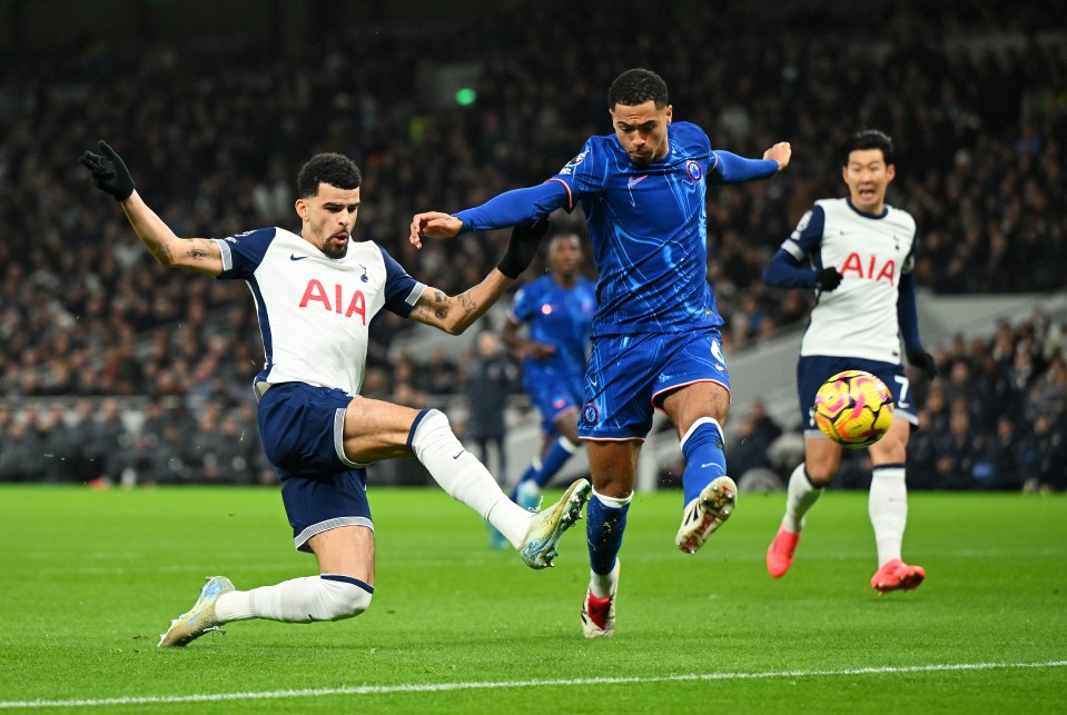 LONDON, ENGLAND - DECEMBER 08: Dominic Solanke of Tottenham Hotspur scores his team's first goal under pressure from Levi Colwill of Chelsea, past Robert Sanchez of Chelsea (not pictured) during the Premier League match between Tottenham Hotspur FC and Chelsea FC at Tottenham Hotspur Stadium on December 08, 2024 in London, England. (Photo by Shaun Botterill/Getty Images)