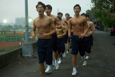 烈日下的台灣驕傲！建中樂旗隊「平均不到18歲」征戰國際　《進行曲》還原熱血青春