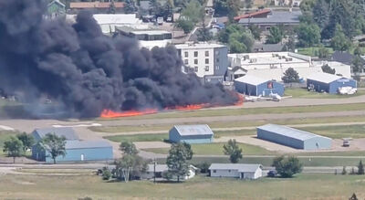 降落瞬間衝撞停機坪！美小客機起火　現場畫面曝光