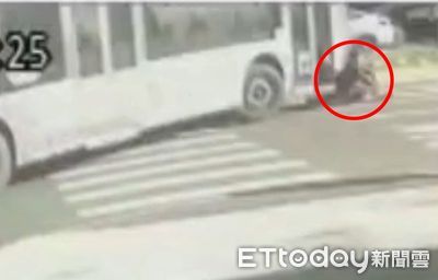 嘉義公車右轉撞腳踏車！婦捲車底慘死驚悚畫面曝　夫悲慟認屍