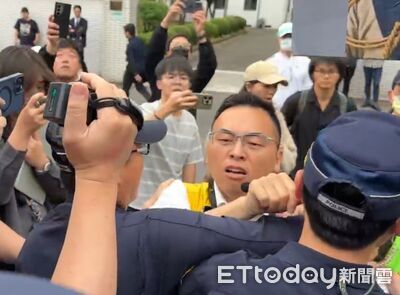 柯文哲遭判17年...新黨游智彬法院外砸水球　和員警爆衝突