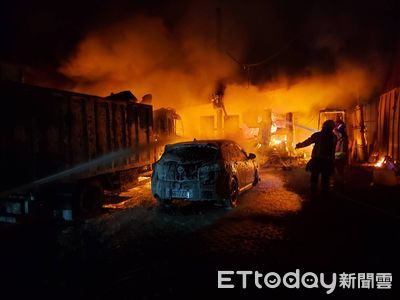 快訊／基隆七堵環保公司鐵皮工寮大火　波及2貨車、1自小客　