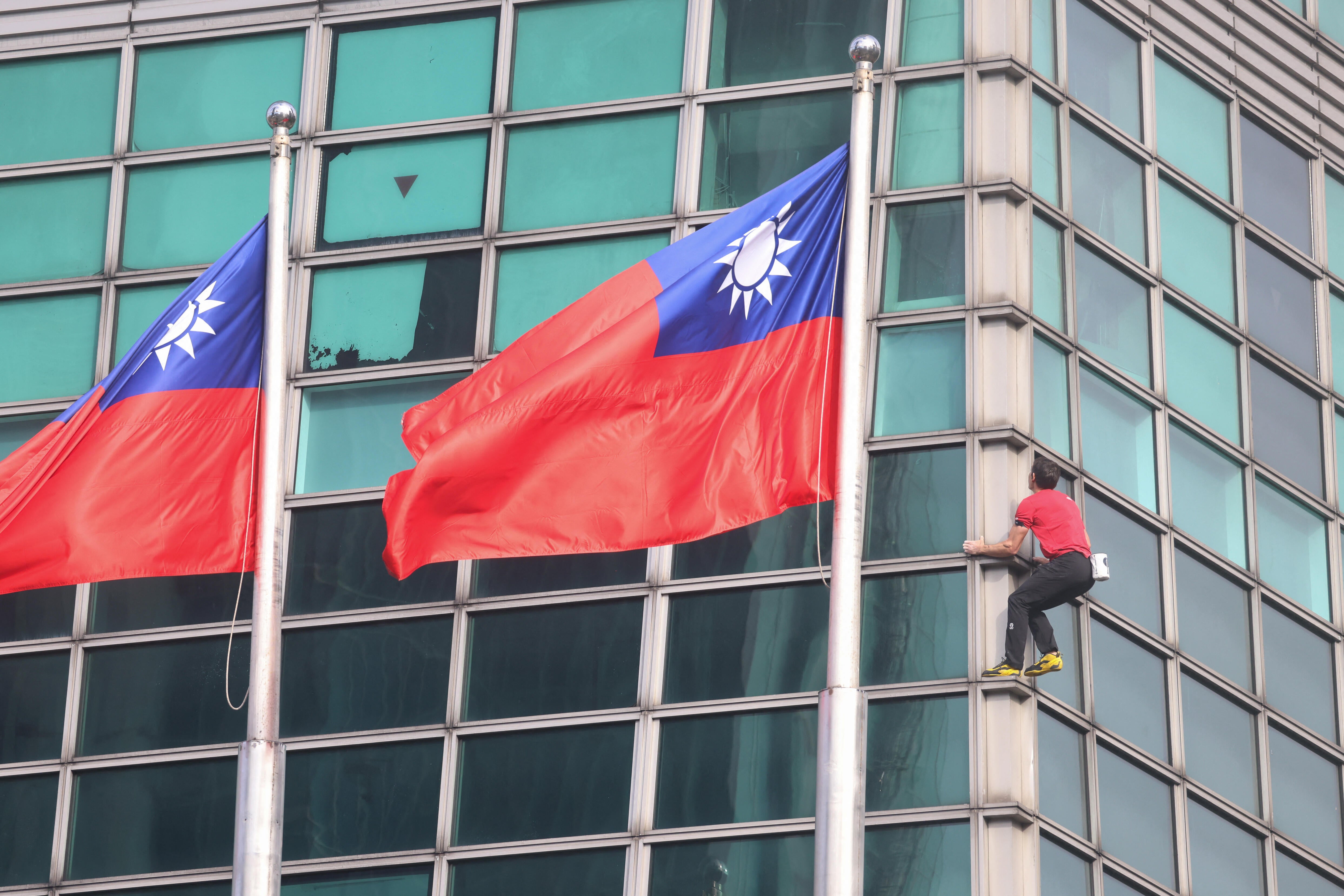US rock climber Alex Honnold climbs the Taipei 101 building without ropes or safety gear in Taipei on Jan. 25, 2026. / Credit: I-Hwa Cheng /AFP via Getty Images