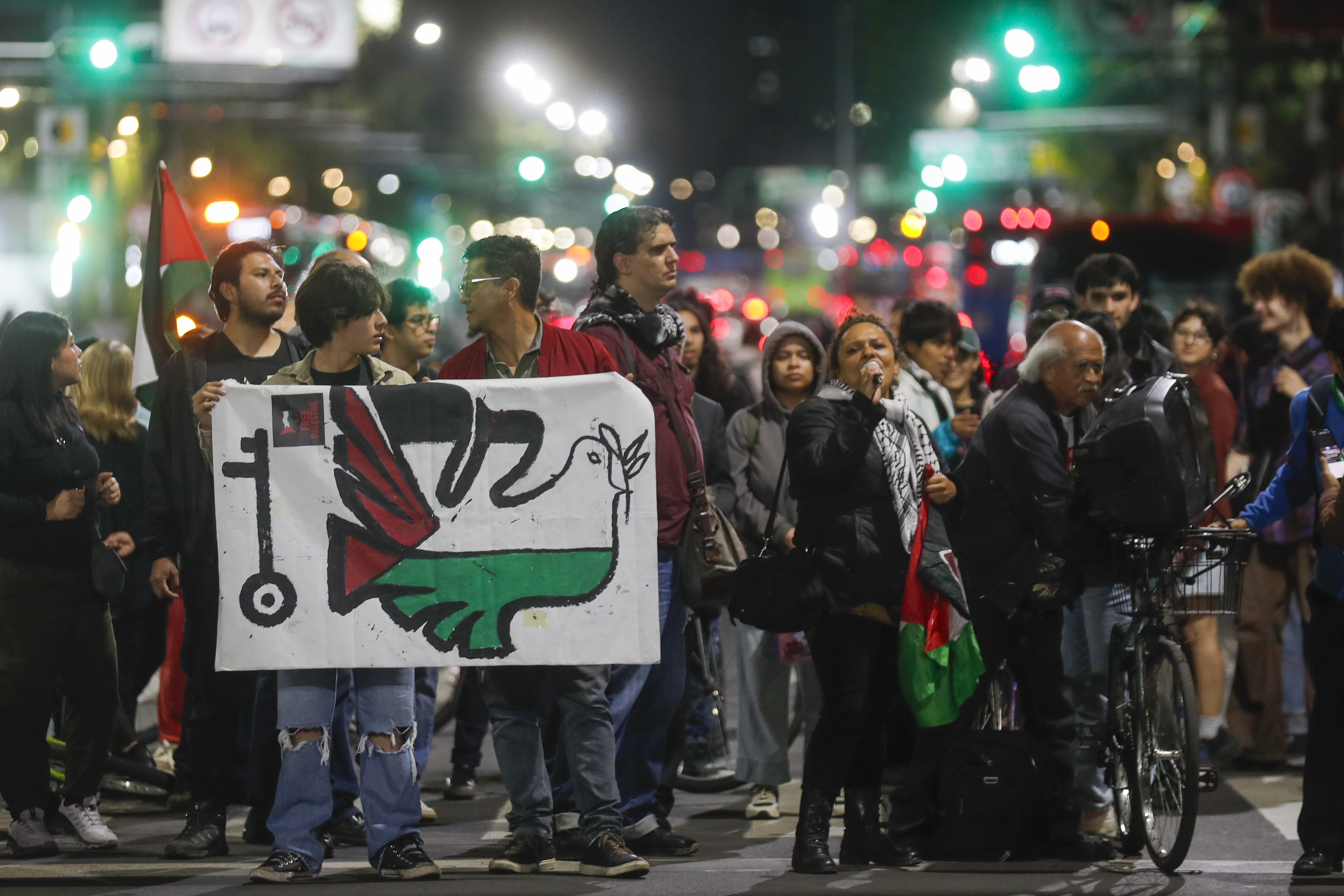 epa12422591 People take part in a pro-Palestinian demonstration in Mexico City, Mexico, 01 October 2025. Mexican protesters are calling on their government to speak out over the detention of three Mexican nationals by Israel, after authorities there intercepted the Global Sumud Flotilla, which was headed to Gaza with humanitarian aid. EPA/Isaac Esquivel