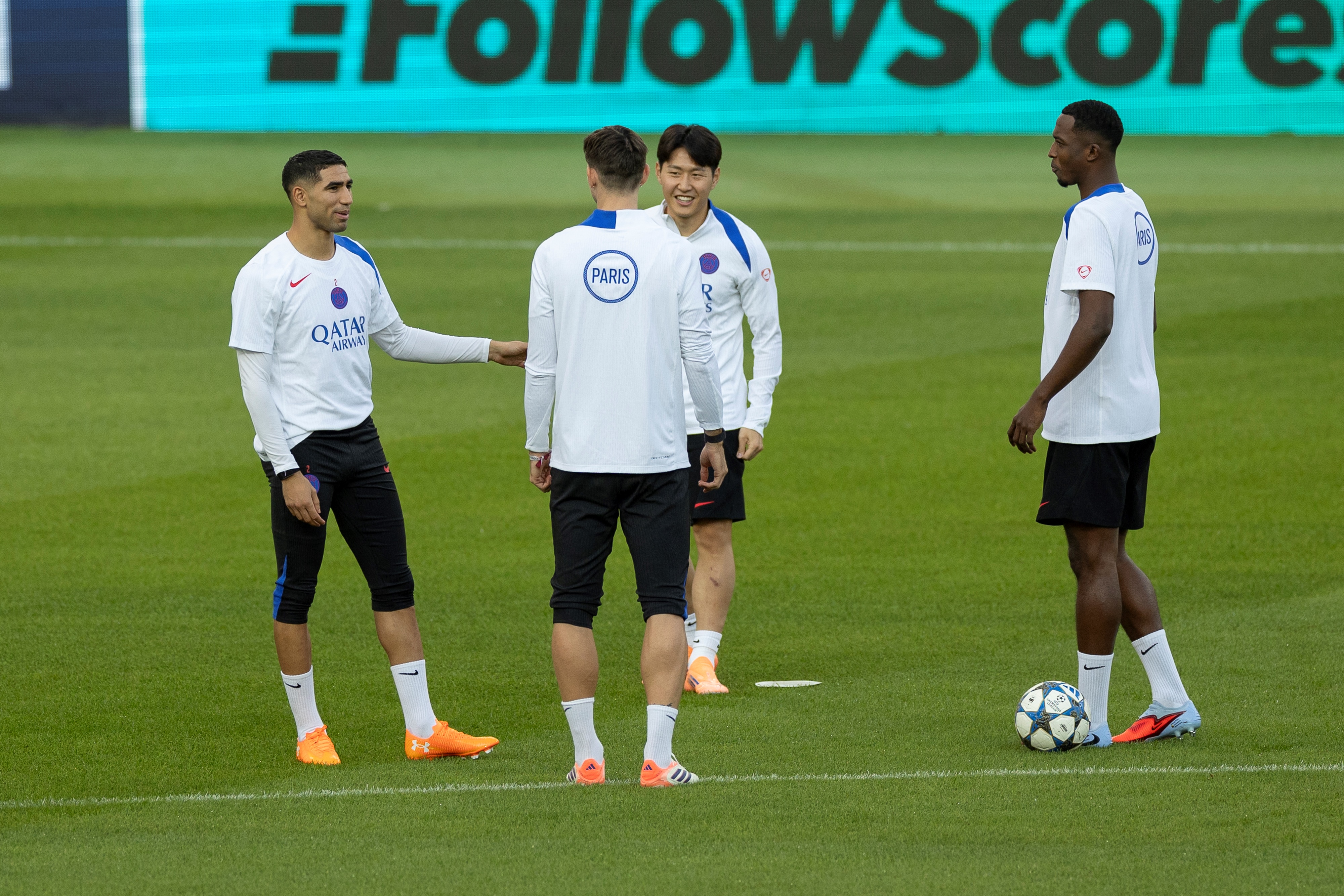 Paris Saint-Germain's Moroccan defender #02 Achraf Hakimi (L) and teammates attend a training session on the eve of the UEFA Champions League league phase day 2 football match between FC Barcelona and Paris Saint-Germain (PSG) at the Estadi Olimpic Lluis Companys, on September 30, 2025. (Photo by Josep LAGO / AFP)