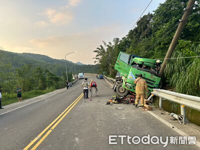 快訊／高雄砂石車撞電線桿！車體嚴重變形　駕駛命危受困待救援
