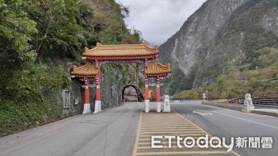 太魯閣牌樓被撞「東西橫貫公路」題字掉下來了　11／17起施工