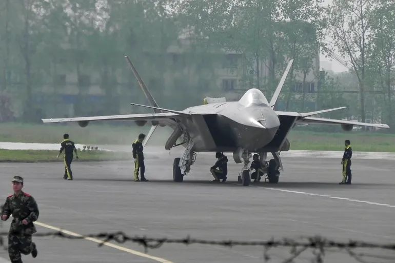 一张2011年拍摄的中国歼-20隐形战斗机的照片显示了中国日益增长的军事防御力量[美联社]