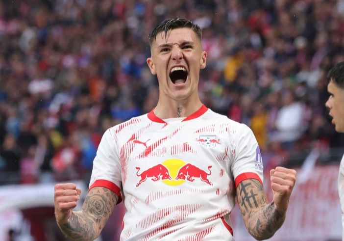 LEIPZIG, GERMANY - MAY 3: Benjamin Sesko of RB Leipzig celebrates after scoring his team's first goal during the Bundesliga match between RB Leipzig and FC Bayern M&uuml;nchen at Red Bull Arena on May 3, 2025 in Leipzig, Germany. (Photo by Sebastian El-Saqqa - firo sportphoto/Getty Images)