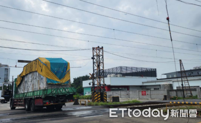 貨車過高卡平交道　司機移除電線觸電摔落！雙腿27%二度燒燙傷