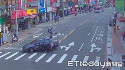 三重驚悚片！轎車違規迴轉害機車攔腰撞　後座男翻2圈重摔