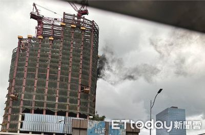 快訊／台北車站旁興建中雙星大樓竄黑煙　疑施工平台線圈起火