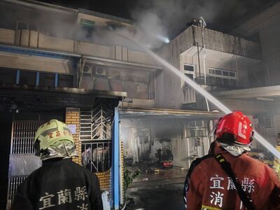 快訊／宜蘭民宅晚間失火！火場救出1男已無呼吸心跳　1人仍受困