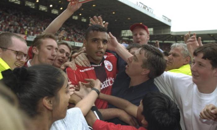 Pierre van Hooijdonk with the Forest fans