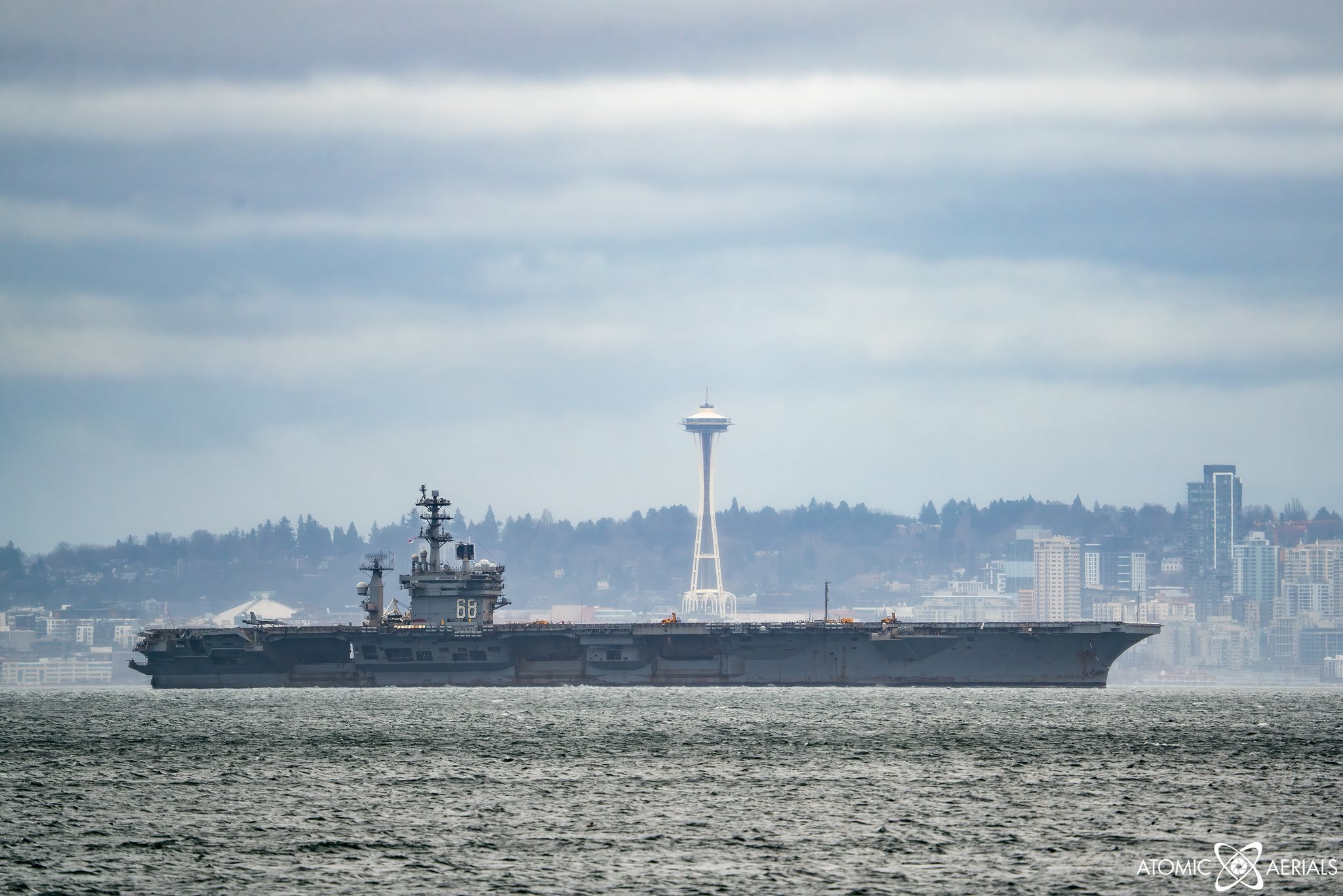 &ldquo;尼米兹&rdquo;号在抵达基萨普海军基地之前驶过华盛顿州西雅图外海