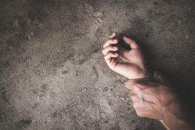 計程車運將爬後座性侵女學生！還尾隨上樓討車資　重判8年半