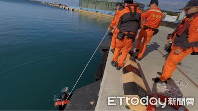 馬公商港驚傳落海！男緊靠涵洞邊呼救　海巡急丟救生圈救人