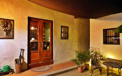 鑽進窄巷才能找到！金門閩式古厝咖啡館　昏黃微光擺滿古董收藏