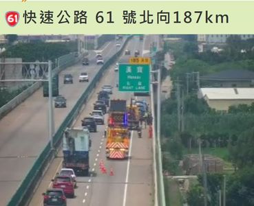 台61線重機「急閃輪胎皮」撞護欄自摔　倒楣騎士雙腳受傷送醫