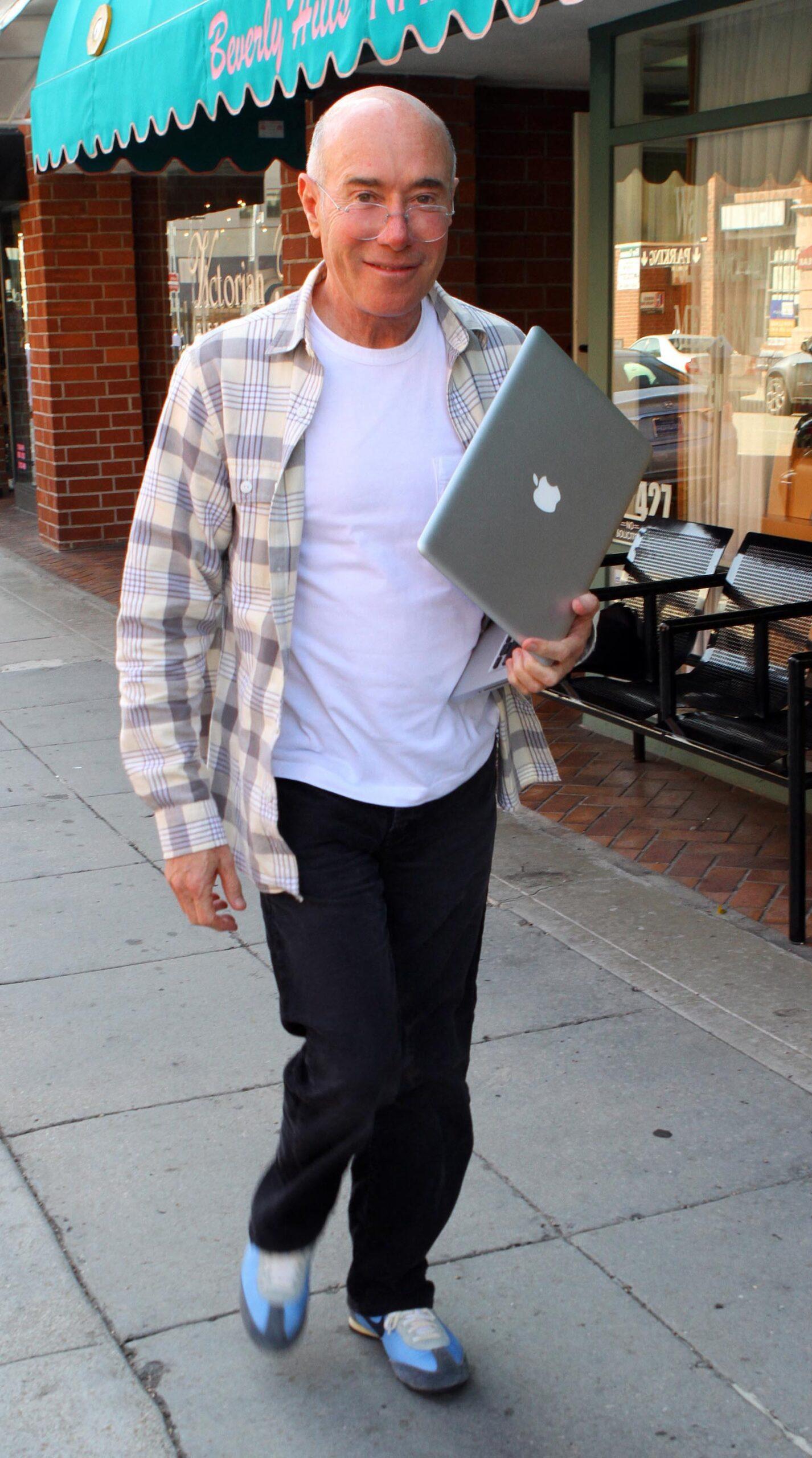 DAVID GEFFEN WITH LAPTOP OUT IN BEVERLY HILLS