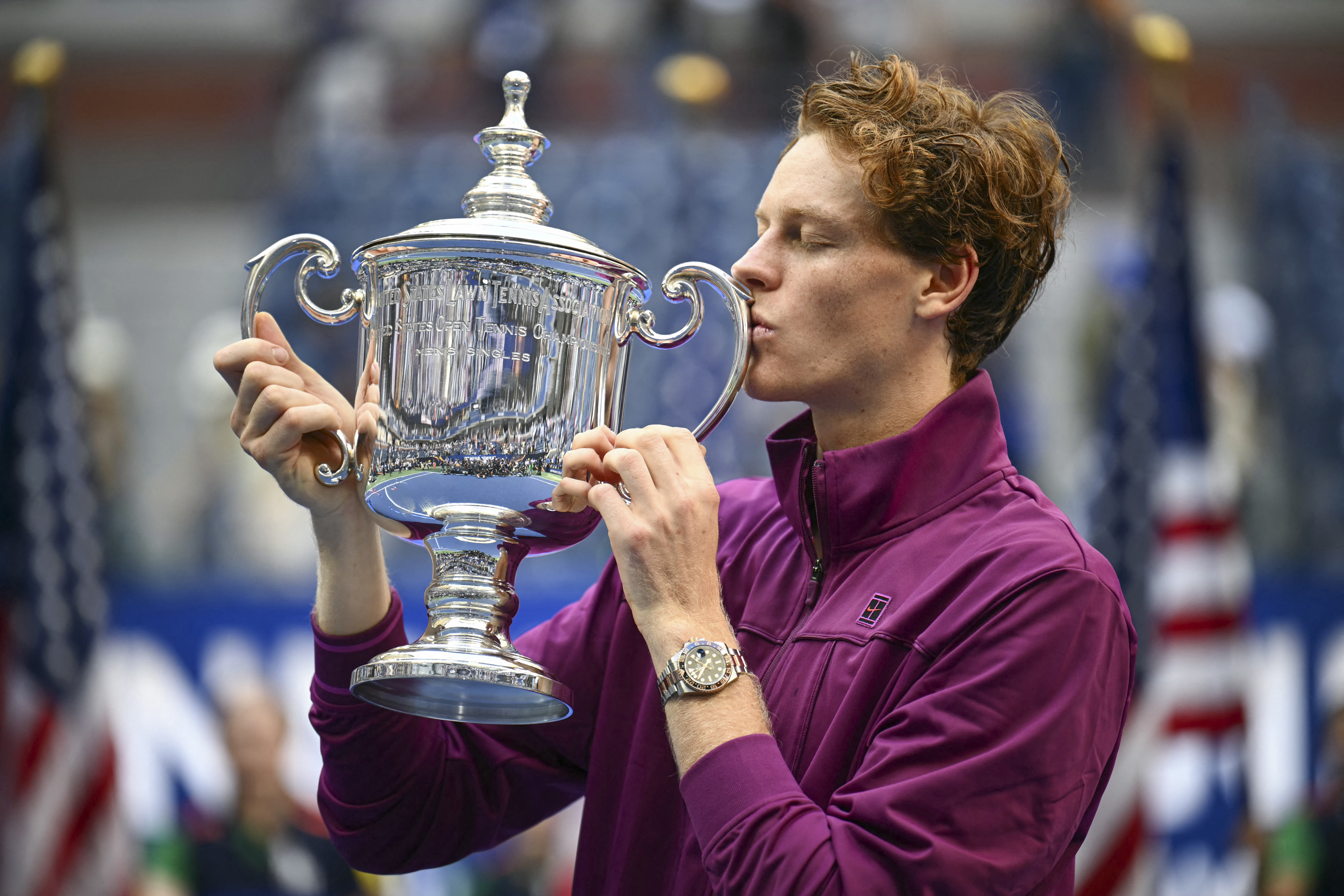 Jannik Sinner kissing the US Open trophy.