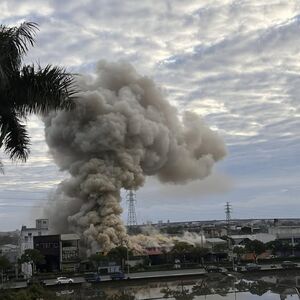 還沒開門就起火！宜蘭冬山汽修廠濃煙駭人　消防破門灌救