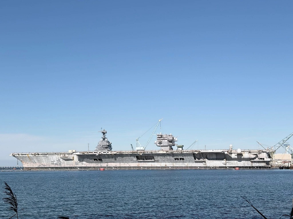 一张拍摄于纽波特纽斯造船厂舾装码头的照片，前景处的舰体以及右侧已拆除桅杆的舰岛为已经退役等待拆解的CVN-65&ldquo;企业&rdquo;号，左侧舰岛则属于舰体被&ldquo;企业&rdquo;号遮挡的CVN-79&ldquo;约翰&middot;F&middot;肯尼迪&rdquo;号