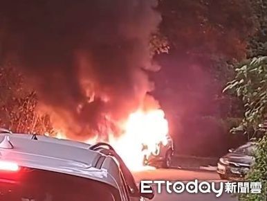 北海岸驚魂！高中同學租車半途突起火　熱心騎士狂按喇叭救一車人