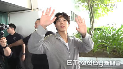 朴寶劍來台穿CELINE運動外套機場造型帥翻！清新捲髮超萌