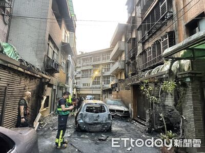 快訊／新店「自小客燃燒」波及住宅8送醫！警尋獲瓦斯罐疑車主縱火